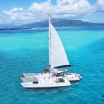 Naviguer dans les eaux turquoise vers Tahiti