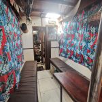 Cabine sur un trimaran pour plusieurs personnes afin de naviguer en mer