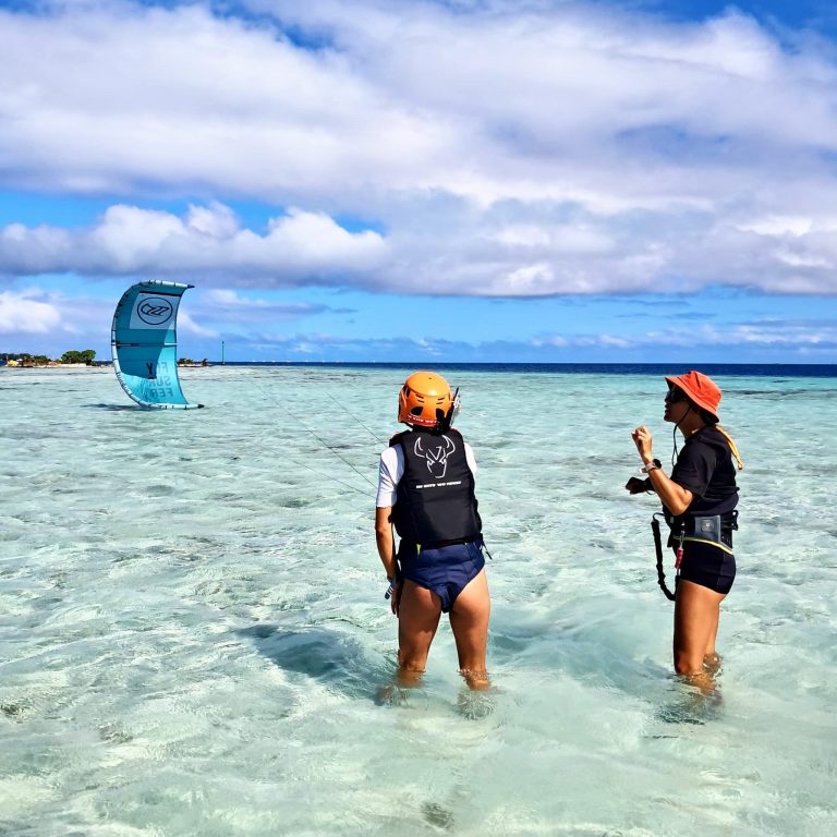 cours d'initiation de kitesurf dans le lagon turquoise de Raiatea en Polynésie Française