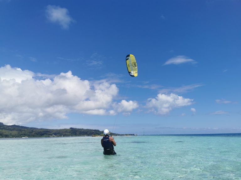 Stage de kitesurf dans le lagon turquoise de Raiatea en Polynésie Française