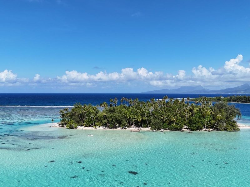 Isolé autour d'un lagon et sur sable blanc